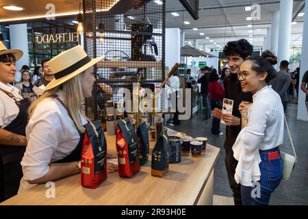 Sao Paulo, Brésil. 23rd juin 2023. Un membre du personnel présente des produits aux visiteurs pendant le Festival du café de Sao Paulo, au Brésil, sur 23 juin 2023. Crédit: Wang Tiancong/Xinhua/Alamy Live News Banque D'Images