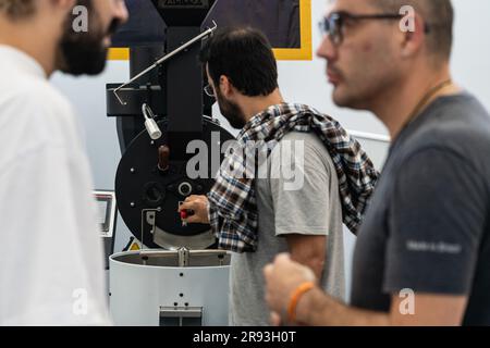 Sao Paulo, Brésil. 23rd juin 2023. Un visiteur regarde l'équipement de torréfaction du café pendant le Festival du café de Sao Paulo, au Brésil, sur 23 juin 2023. Crédit: Wang Tiancong/Xinhua/Alamy Live News Banque D'Images