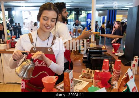 Sao Paulo, Brésil. 23rd juin 2023. Un membre du personnel prépare du café lors du Festival du café de Sao Paulo, au Brésil, sur 23 juin 2023. Crédit: Wang Tiancong/Xinhua/Alamy Live News Banque D'Images