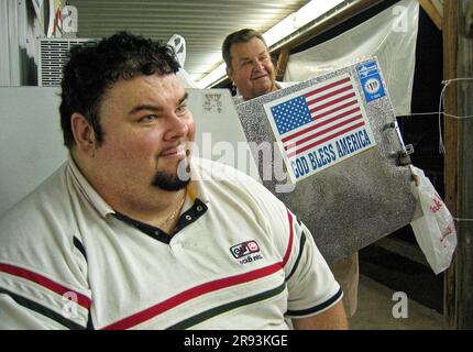 Danny Rogers (à gauche) et le guide de pêche local Odford Reese Jr. Se font un rire à l'extérieur de Lake Country BP tandis que Reese s'arrête pour ramasser des sacs de glace sur son chemin à Jamestown Marina pour l'une de ses excursions quotidiennes de pêche affrétés sur le lac Cumberland samedi, 23 juin, 2007 à Russell Springs, comté de Russell, KY, États-Unis. Typiquement appelé « Col. O. Reese », Reese était un américain Vétéran de l'armée, colonel du Kentucky et garde-parc à la retraite qui ont exploité le service de pêche Big 'O' Fish charter sur le lac Cumberland pendant des décennies. (Photo APEX MediaWire par Billy Suratt) Banque D'Images