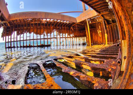 Intérieur de l'épave rouillée en Grèce plein de l'eau de mer en plage de Glyfada près de Gythio, Gythio Laconie, Péloponnèse, Grèce. Vue grand angle. Banque D'Images