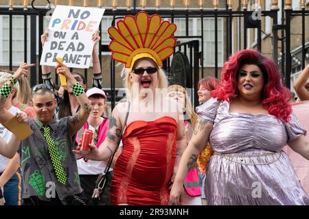 Londres, Royaume-Uni. 23 juin 2023. Des activistes de Fossil Free Pride tiennent une manifestation animée devant la cérémonie des LGBT Awards à la Brasserie, dans la City de Londres, contre les sponsors de l'entreprise soutenant les prix. Plus tôt cette semaine, les organisateurs ont abandonné les compagnies pétrolières Shell et BP après que plusieurs invités importants aient annoncé qu'ils n'assisteraient pas à des prix soutenus par ce que les activistes appellent des « criminels du climat ». Crédit : Ron Fassbender/Alamy Live News Banque D'Images