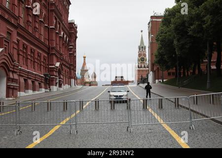 Moscou, Russie. 24th juin 2023. Des agents de police sont vus en service sur la place Rouge à Moscou, en Russie, sur 24 juin 2023. Le Comité national de lutte contre le terrorisme de la Russie a annoncé samedi qu'un régime de lutte contre le terrorisme a été mis en place à Moscou, dans la région de Moscou et dans la région de Voronezh afin de prévenir d'éventuels actes terroristes. Crédit: Bai Xueqi/Xinhua/Alay Live News Banque D'Images