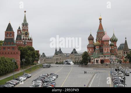 Moscou, Russie. 24th juin 2023. Des agents de police sont vus en service sur la place Rouge à Moscou, en Russie, sur 24 juin 2023. Le Comité national de lutte contre le terrorisme de la Russie a annoncé samedi qu'un régime de lutte contre le terrorisme a été mis en place à Moscou, dans la région de Moscou et dans la région de Voronezh afin de prévenir d'éventuels actes terroristes. Crédit: Bai Xueqi/Xinhua/Alay Live News Banque D'Images