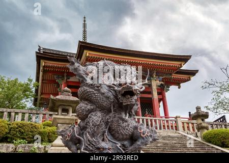 Gros plan d'une ancienne statue de dragon de bronze à l'extérieur du temple Kiyomizu-dera sur le mont Otowa, Kyoto, Japon. Image prise d'une rue publique. Banque D'Images