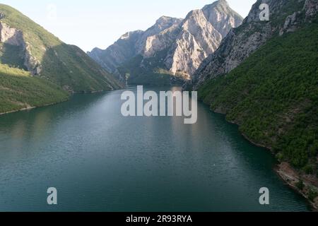 Lac Komani dans le nord de l'Albanie Banque D'Images