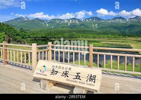Vue sur le premier lac des cinq lacs de Shiretoko et la chaîne de montagnes de Shiretoko depuis une planche surélevée de l'observatoire du lac de Shiretoko Banque D'Images