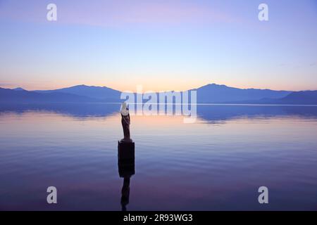 La statue de Tatsuko Himezo et l'aube du lac Tazawa Banque D'Images