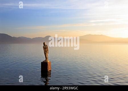 Statue de Tatsuko Hime zo et lac Tazawa le matin Banque D'Images