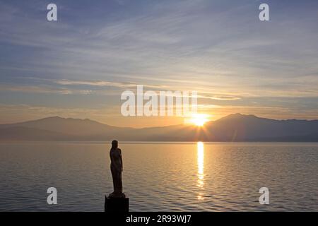 Statue de Tatsuko Himezo et lever du soleil sur le lac Tazawa Banque D'Images