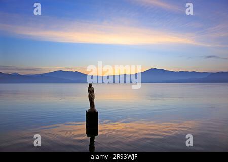 La statue de Tatsuko Himezo et l'aube du lac Tazawa Banque D'Images