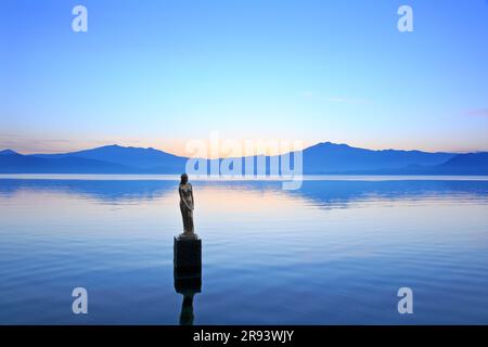 La statue de Tatsuko Himezo et l'aube du lac Tazawa Banque D'Images