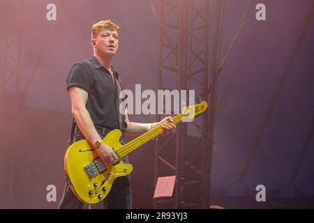 Pilton, Royaume-Uni. 23rd juin 2023. Daniel Conan Moores, guitariste du groupe Courteeners, se produit sur scène au Glastonbury Festival of the Performing Arts Crédit : SOPA Images Limited/Alamy Live News Banque D'Images