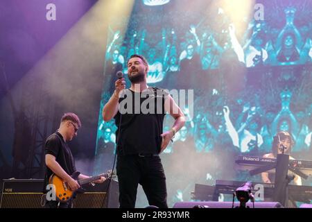 Pilton, Royaume-Uni. 23rd juin 2023. Liam Ryan James Fray, chanteur et guitariste principal du groupe Courteeners, se produit sur scène au Glastonbury Festival of the Performing Arts (Photo par Dawn Fletcher-Park/SOPA Images/Sipa USA) crédit: SIPA USA/Alay Live News Banque D'Images