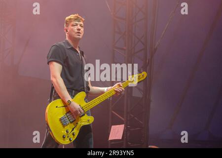 Pilton, Royaume-Uni. 23rd juin 2023. Daniel Conan Moores, guitariste du groupe Courteeners, se produit sur scène au Glastonbury Festival of the Performing Arts (Photo par Dawn Fletcher-Park/SOPA Images/Sipa USA) crédit: SIPA USA/Alay Live News Banque D'Images