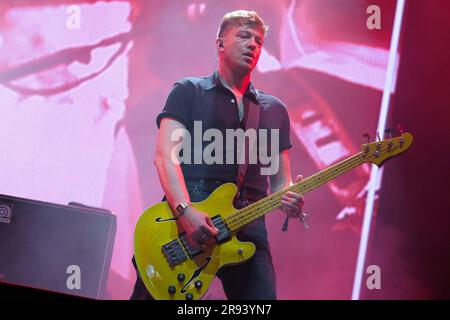 Pilton, Royaume-Uni. 23rd juin 2023. Daniel Conan Moores, guitariste du groupe Courteeners, se produit sur scène au Glastonbury Festival of the Performing Arts (Photo par Dawn Fletcher-Park/SOPA Images/Sipa USA) crédit: SIPA USA/Alay Live News Banque D'Images