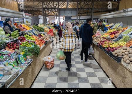 marché alimentaire asiatique sous le toit avec des légumes frais et quelques clients Banque D'Images
