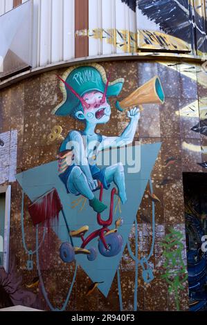 Le Royal Occupé : ancien cinéma du centre-ville depuis juin 2016, il est devenu un lieu culturel emblématique. Évacué par la police le 05/11/2017. Street Art, graffiti sur les façades. Montpelier, Occitanie, France Banque D'Images