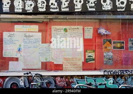 Le Royal Occupé : ancien cinéma du centre-ville depuis juin 2016, il est devenu un lieu culturel emblématique. Évacué par la police le 05/11/2017. Street Art, graffiti sur les façades. Montpelier, Occitanie, France Banque D'Images