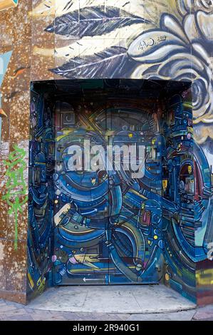 Le Royal Occupé : ancien cinéma du centre-ville depuis juin 2016, il est devenu un lieu culturel emblématique. Évacué par la police le 05/11/2017. Street Art, graffiti sur les façades. Montpelier, Occitanie, France Banque D'Images