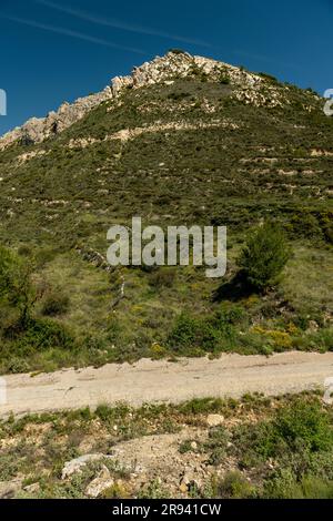 Petite route de montagne en gravier traversant une chaîne de montagnes, Costa Blanca, Alicante, Espagne Banque D'Images