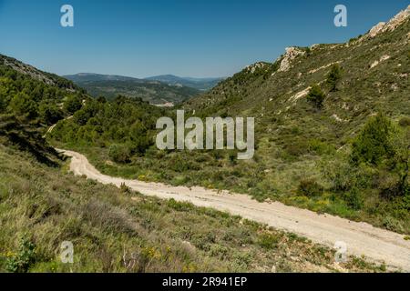 Petite route de montagne en gravier traversant une chaîne de montagnes, Costa Blanca, Alicante, Espagne Banque D'Images