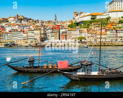 Vue pittoresque de Porto, avec ses maisons colorées et ses bateaux traditionnels sur les rives du Douro, Portugal Banque D'Images