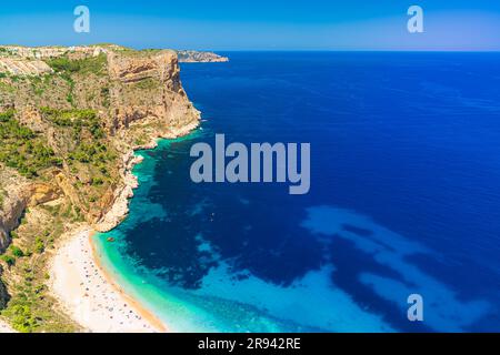 Vue panoramique de Cala Moraig dans la mer Méditerranée, région de Valence, Espagne Banque D'Images