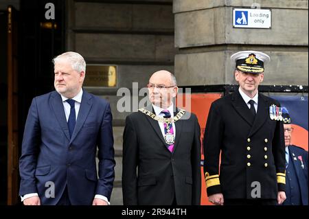 Édimbourg, Écosse, Royaume-Uni. 24th juin 2023. Journée des forces armées célébrée par un défilé dirigé par le groupe du Royal Regiment of Scotland, partant de la place St Andrew et se terminant dans la rue Castle, avec un salut pris par le Seigneur Provost. Un rassemblement a ensuite eu lieu dans Princes Street Gardens West. Le Lord Provost Robert Aldridge, officier de l'air de l'Écosse et Angus Robertson MSP, observent le défilé sur George Street. Crédit : Craig Brown/Alay Live News Banque D'Images