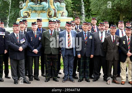 Édimbourg, Écosse, Royaume-Uni. 24th juin 2023. Journée des forces armées célébrée par un défilé dirigé par le groupe du Royal Regiment of Scotland partant de la place St Andrew et se terminant dans la rue Castle, avec un salut pris par le Seigneur Provost. Un rassemblement a ensuite eu lieu dans Princes Street Gardens West. Anciens combattants devant la fontaine et le château de Ross. Crédit : Craig Brown/Alay Live News Banque D'Images