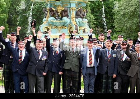 Édimbourg, Écosse, Royaume-Uni. 24th juin 2023. Journée des forces armées célébrée par un défilé dirigé par le groupe du Royal Regiment of Scotland partant de la place St Andrew et se terminant dans la rue Castle, avec un salut pris par le Seigneur Provost. Un rassemblement a ensuite eu lieu dans Princes Street Gardens West. Les vétérans applaudissent devant la fontaine et le château de Ross. Crédit : Craig Brown/Alay Live News Banque D'Images