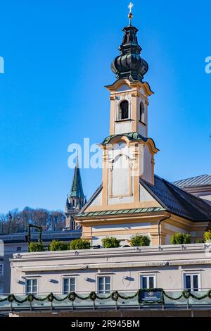 Salzbourg, Autriche - 27 décembre 2021: La place Residenzplatz est une grande place majestueuse dans le centre historique de Salzbourg, Autriche, qui abrite la cathédrale et Banque D'Images