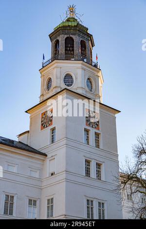 Salzbourg, Autriche - 27 décembre 2021: La place Residenzplatz est une grande place majestueuse dans le centre historique de Salzbourg, Autriche, qui abrite la cathédrale et Banque D'Images