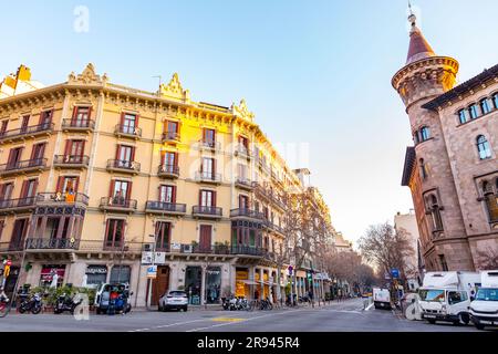 Barcelone, Espagne - 10 février 2022: Bâtiments autour du Passeig de Gracia, l'une des principales avenues du quartier Eixample de Barcelone, Espagne. Banque D'Images