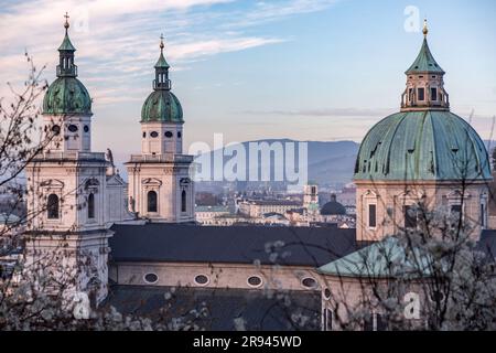 La cathédrale de Salzbourg ou Dom zu Salzburg dans la vieille ville, Altstadt Salzburg, Autriche. Banque D'Images