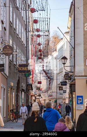 Salzbourg, Autriche - 27 décembre 2021 : Getreidegasse est une rue commerçante animée de l'Altstadt historique de Salzbourg, Autriche, classée au patrimoine mondial de l'UNESCO Banque D'Images