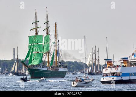 Kiel, Allemagne. 24th juin 2023. Sous la direction du bateau d'entraînement à voile « Alexander von Humboldt II », des bateaux, des marins et des bateaux à voile traditionnels naviguent sur le fjord pour le défilé Kieler Woche windjammer. Credit: Georg Wendt/dpa/Alay Live News Banque D'Images