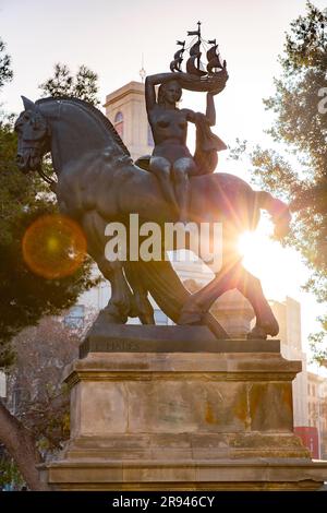 Barcelone, Espagne - 10 février 2022 : statue équestre sur la place de Catalogne, la Plaça de Catalunya à Barcelone, Espagne. Banque D'Images