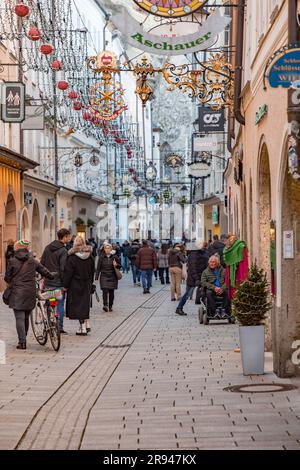 Salzbourg, Autriche - 27 décembre 2021 : Getreidegasse est une rue commerçante animée de l'Altstadt historique de Salzbourg, Autriche, classée au patrimoine mondial de l'UNESCO Banque D'Images