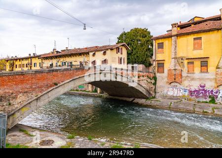 Padoue, Italie - 4 avril 2022: Pont sur la rivière Brenta à Padoue, région de Vénétie, Italie. Banque D'Images