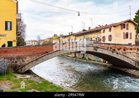 Padoue, Italie - 4 avril 2022: Pont sur la rivière Brenta à Padoue, région de Vénétie, Italie. Banque D'Images