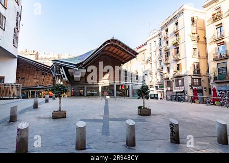 Barcelone, Espagne - 13 FÉVRIER 2022: Situé à la Ribera, le Mercat de Santa Caterina est en service depuis 1848. Rénové en 2005 par Enric Miral Banque D'Images