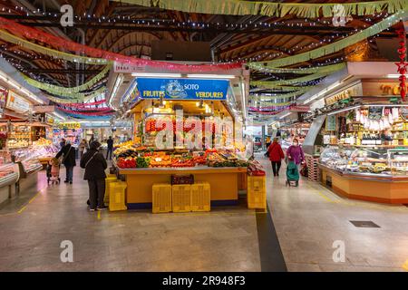 Barcelone, Espagne - 10 FÉVRIER 2022: Produits frais vendus à l'intérieur du Mercat de Santa Caterina situé à la Ribera, Barcelone, Espagne. Banque D'Images