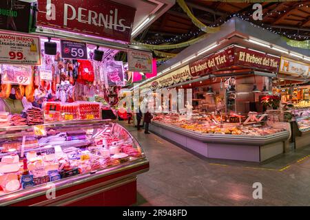 Barcelone, Espagne - 10 FÉVRIER 2022: Produits frais vendus à l'intérieur du Mercat de Santa Caterina situé à la Ribera, Barcelone, Espagne. Banque D'Images