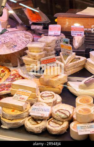 Barcelone, Espagne - 10 FÉVRIER 2022: Produits frais vendus à l'intérieur du Mercat de Santa Caterina situé à la Ribera, Barcelone, Espagne. Banque D'Images