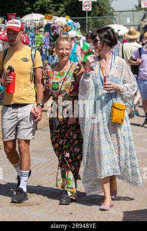 Pilton, Royaume-Uni. Samedi 24 juin 2023. Glastonbury Festival, Dawn O'porter est un écrivain, réalisateur et présentateur de télévision écossais qui se promore autour du Glastonbury Festival © Jason Richardson / Alamy Live News Banque D'Images