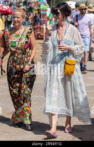 Pilton, Royaume-Uni. Samedi 24 juin 2023. Glastonbury Festival, Dawn O'porter est un écrivain, réalisateur et présentateur de télévision écossais qui se promore autour du Glastonbury Festival © Jason Richardson / Alamy Live News Banque D'Images