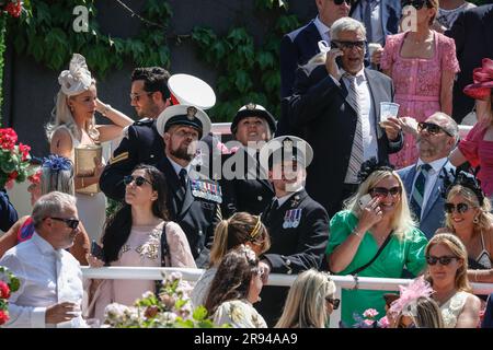 Ascot, Berkshire, Royaume-Uni. 23rd juin 2023. Les Racegoers attendent la procession royale dans le défilé. Les Racegoers assistent à Royal Ascot le quatrième jour de l'événement. Credit: Imagetraceur/Alamy Live News Banque D'Images