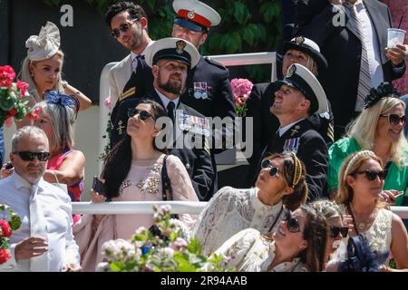 Ascot, Berkshire, Royaume-Uni. 23rd juin 2023. Les Racegoers attendent la procession royale dans le défilé. Les Racegoers assistent à Royal Ascot le quatrième jour de l'événement. Credit: Imagetraceur/Alamy Live News Banque D'Images