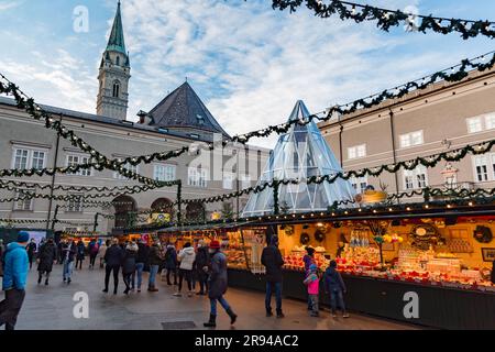 Salzbourg, Autriche - 27 décembre 2021 : marché de Noël en face de la cathédrale de Salzbourg, Salzbourg, Autriche. Banque D'Images